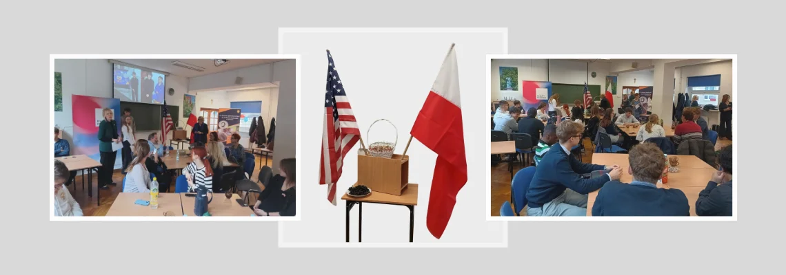 baner z dwoma zdjęciami ze spotkań uczniów z Polski i UWA oraz flaga PL i USA w środku