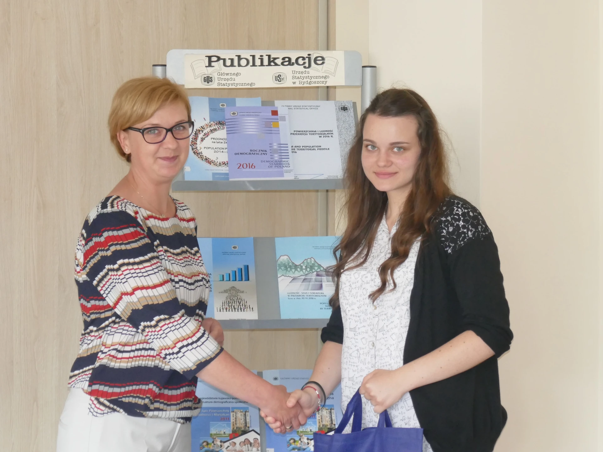 Paulina Orłowicz odbiera nagrodę dla szkoły za zwycięstwo w Olimpiadzie Statystycznej