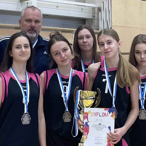 Brązowy medal Koszykarek IV LO w Mistrzostwach Torunia.
